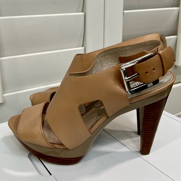 EUC Beige Michael Kors Platform Pump Sz 8 1/2 - Picture 2 of 12